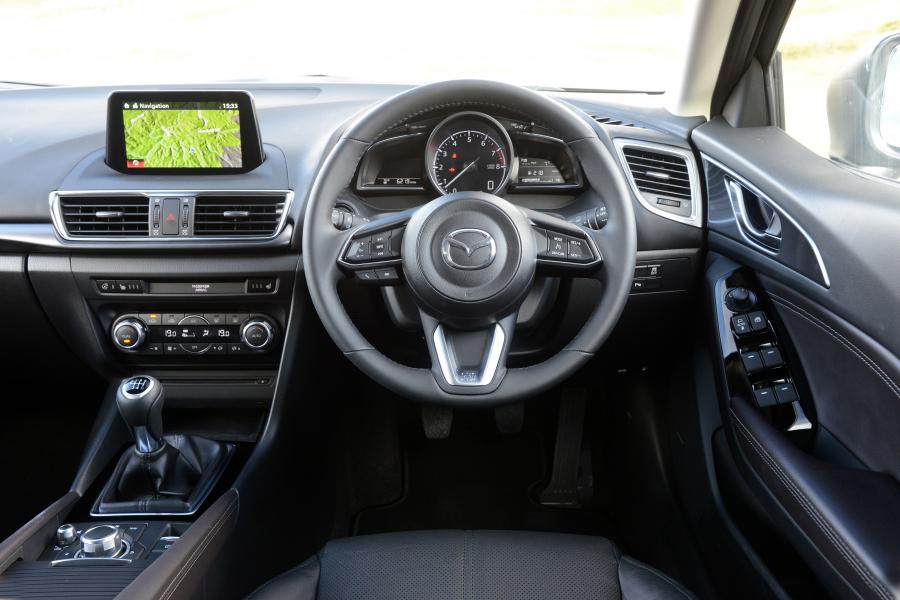 Торпедо Mazda3 Hatchback 2016 года  (UK) (фото 20 из 22)